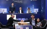 Demis Hassabis (g) directeur général de DeepMind serre la main du champion de monde du jeu de go Lee Se-Dol (2e d), à Séoul le 8 mars 2016