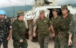 Le commandant des forces serbes en Bosnie, le général Ratko Mladić (c), à l'aéroport de Sarajevo, le 10 août 1993