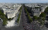La foule massée sur les Champs-Elysées attend le bus à impériale des Bleus, le 16 juillet 2018 