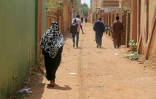 Des habitants marchent dans les rues de Khartoum le 20 septembre 2026, suite au retour des Soudanais déplacés dans la capitale