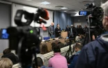 Les enquêteurs en chef de la police, Kristoffer Zickbauer et Anna Bergqvist (d), lors d'une conférence de presse à Örebro, en Suède, le 6 février 2025