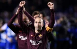 Le milieu de terrain du FC Barcelone Andres Iniesta acclamé lors de la victoire face à La Corogne le 29 avril 2018