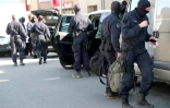 Les gendarmes du GIGN regroupés à l'extérieur du Super U à Trèbes le 23 mars 2018 avant de donner l'assaut