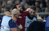 L'ailier du XV de France Yoann Yuget quitte le terrain après s'être blessé à un genou, le 19 septembre 2015 à Twickenham