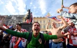 Les supporters croates réunis à Zagreb fêtent leur équipe malgré la défaite en finale du Mondial, le 15 juillet 2018