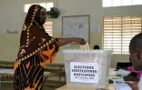 Une femme vote lors des élections législatives au Sénégal, à Dakar le 17 novembre 2024.