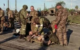 Des combattants ukrainiens fouillés par les forces pro russes après leur reddition à la sortie du complexe industriel d'Azovstal à Marioupol (capture de vidéo publiée par le gouvernement russe le 17 mai 2022)