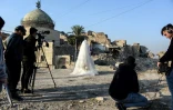 Des étudiants en cinéma tournent un court-métrage dans les ruines de la ville irakienne de Mossoul, ancien fief de l'Etat islamique, le 15 décembre 2021