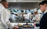 Le chef Patrick Henriroux (g) vérifie des plats dans les cuisines de son restaurant "La Pyramide" à Vienne, le 20 mars 2025 en Isère