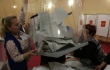 Dépouillement des bulletins de vote, le 18 mars 2018 à Simferopol, en Crimée