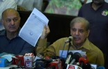 Shahbaz Sharif (droite), frère cadet de l'ancien Premier ministre et rival d'Imran Khan aux élections législatives, à Lahore le 25 juillet 2018