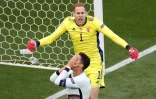 L'attaquant portugais Cristiano Ronaldo, aprĂšs avoir manquĂ© une occasion face au gardien hongrois, Peter Gulacsi, lors de leur match (groupe F) de l’Euro 2020, le 15 juin 2021 Ă Budapest