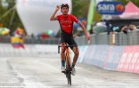 Le coureur suisse Gino Mäder vainqueur d'une étape du Giro d'Italie à Ascoli, le 13 mai 2021 
