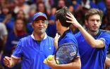 Le capitaine de l'équipe de France Yannick Noah heureux de la victoire de Pierre-Hugues Herbert (c) et Nicolas Mahut (d) en double contre la Croatie en finale de Coupe Davis, le 24 novembre 2018 à Villeneuve-d'Ascq