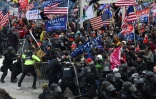 Des partisans de Donald Trump lors d'affrontements avec les forces de l'ordre devant la Capitole à Washington D.C le 6 janvier 2021
