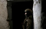 Un soldat ukrainien se tient à l'entrée de sa base à Bakhmout, dans l'est de l'Ukraine, le 23 avril 2023