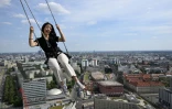 Wendy Sorice, 30 ans, se balance à 120 mètres au dessus de Berlin sur la plus haute balançoire d'Europe située à l'Alexanderplatz, le 31 juillet 2024