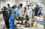 Des membres du personnel médical soignent des blessés dans un hôpital après le tremblement de terre qui a frappé Mazar-e-Sharif, le 3 novembre 2025