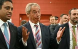 Nigel Farage (c), leader du parti Reform UK, célèbre la victoire de Sarah Pochin, candidate du parti, à l'élection partielle dans la circonscription de Runcorn & Helsby à Widnes, dans le nord-ouest de l'Angleterre, le 2 mai 2025
