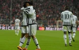 Les joueurs de la Juventus Juan Cuadrado (g) et Alvaro Morata se congratulent après leur but face au Bayern, le 16 mars 2016 à Munich