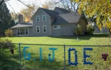 Un hommage au policier Charles Joseph Gliniewicz, sur la grille d'un jardin à Antioch, dans l'Illinois, le 4 novembre 2015