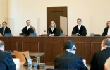 Les juges dont la présidente du tribunal Anne Meier-Goering (c) le 23 juillet 2020 au tribunal à Hambourg, au dernier jour du procès de l'ancien gardien de camp nazi Bruno Dey, condamné à deux ans de prison avec sursis