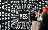 Une jeune femme se fait photographier au "Supercandy Pop-Up Museum Vol. 2", le 1er novembre 2019 à Cologne, en Allemagne