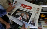 Un homme regarde la Une d'un quotidien iranien avec la photo du président américain Donald Trump, le 31 juillet 2018 à Téhéran