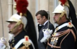 Le président français Emmanuel Macron sur le perron du palais de l'Elysée à Paris le 27 mars 2017