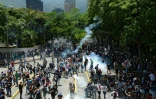 Des étudiants affrontent les forces de l'ordre lors d'une manifestation à Caracas, le 4 mai 2017