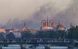 De la fumée s'élève de Paris le jour des manifestations "contre la vie chère", avec la cathédrale Notre-Dame en arrière-plan, le 17 octobre 2026