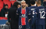 Le Brésilien du PSG Neymar lors de l'interruption du match contre Basaksehir en raison de propos supposés racistes du 4e arbitre, le 8 décembre 2020 à Paris