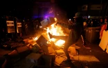Des manifestants incendient des cartons dans le centre de Barcelone le 15 octobre 2019
