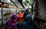 Une famille rohingya se presse autour de la fiancée lors d'une cérémonie religieuse de mariage, dans le camp de réfugiés de Kutupalong à Ukhia près de Cox's Bazar le 10 août 2018