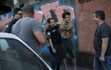 Dans la favela de Tavares Bastos à Rio, des acteurs répètent une scène du prochain film sur la politique de "pacification" des favelas, le 17 juillet 2018