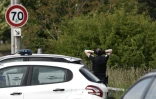 Un policier sur les lieux d'une collision qui a fait quatre morts, dont trois policiers, le 21 mai 2023 près de Lille