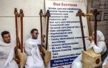 Des élèves de l'école Eman Begena jouent de la begena pour les pensionnaires de la maison de retraite Grace Nursing Home à Addis Abeba, le 13 février 2025 en Ethiopie