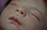 Le visage d'un "bébé reborn" au magasin "Maternité Alana Babys" à Campinas, dans l'Etat de Sao Paulo, le 16 mai 2025 au Brésil