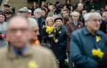 Des personnes rassemblées devant le monument aux Héros du Ghetto, des jonquilles à la main, le 19 avril 2016 à Varsovie