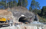 Des secouristes sur le site de l'effondrement d'un tunnel dans le district d'Uttarkashi, dans l'État d'Uttarakhand, le 13 novembre 2023 en Inde