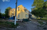 Image fournie par les services d'urgence ukrainiens d'un jardin d'enfants frappé lors d'une attaque russe à Kiev le 12 mai 2026