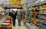Un supermarché Iceland à Deeside, dans le Pays de Galles immortalisé lors d'une visite du prince Charles (à droite), le 5 juillet 2021