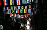 Les drapeaux des pays participant au Mondial-2026 dans une rue de l'arrondissement du Queens, Ă New York, le 11 juin 2026