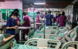 Du personnel médical soigne des patients blessés (simulés) dans une installation médicale souterraine lors d'un exercice de défe,se à New Taipei, le 13 août 2026 sur ll'île de Taïwan