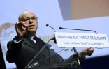Le ministre de l'Intérieur lors d'un discours aux forces de sécurité le 13 octobre 2015 à l'Ecole militaire à Paris