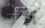 Capture d'image tirée d'une vidéo diffusée le 24 novembre 2015 par l'Armée française montrant un bombardement par des avions Rafale et Mirage 2000 de positions du groupe Etat islamique, à Raqqa, en Syrie