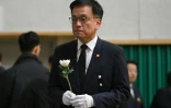Le ministre sud-coréen des finances et président par intérim Choi Sang-mok dépose une fleur sur l'autel commémoratif des victimes de l'accident d'avion de Jeju Air, à Muan, le 30 décembre 2024