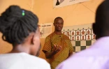 Robert Katende, l'entraineur de Phiona Mutesi, lors d'un cours d'échecs dans son club de Katwe, banlieue de Kampala, le 29 septembre 2016