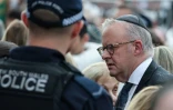 Le Premier ministre australien Anthony Albanese porte une kippa lors de l'hommage aux victimes de la tuerie antisémite de Bondi Beach, le 21 décembre 2025 à Sydney
