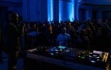 Une foule assiste à une "messe techno" par le DJ et pasteur Robert Hood, à Berlin, le 9 novembre 2018